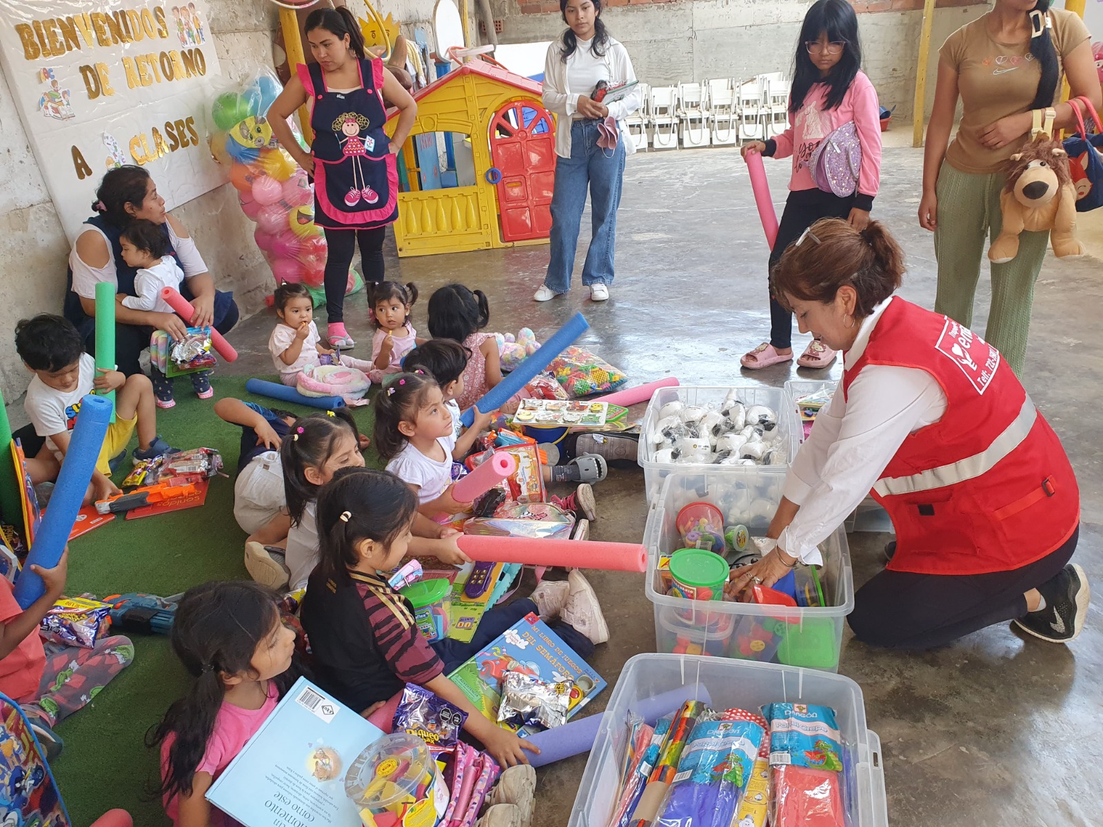 Voluntarios ayudando